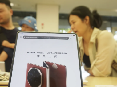 华为Mate XT三折屏手机预订量超270万，抢跑iPhone 16发布